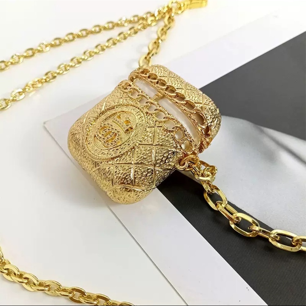 ✨ Gold Chain Waist Belt with AirPods Case ✨ - Picture 4 of 10